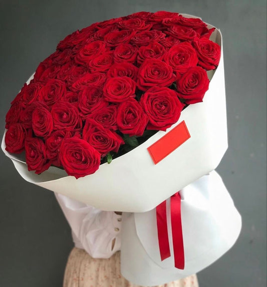 Red roses (standard size on the photo 50 stems)