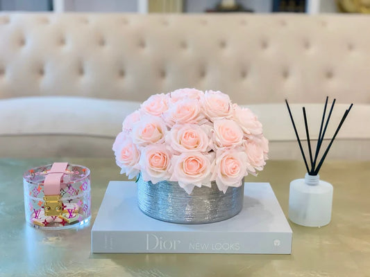 Pink entire roses in the vase